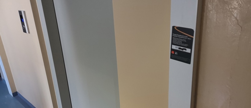 Spółdzielnia posprzątała, a sieć okleiła reklamami