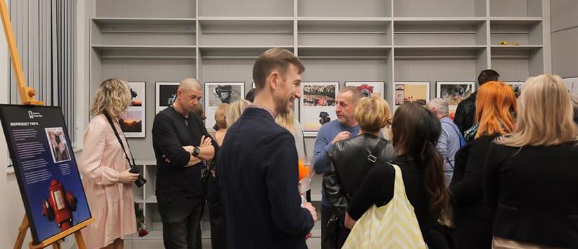 Wystawa fotograficzna w Książnicy Stargardzkiej. Na ścianach zawisły hydranty