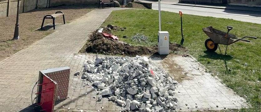 Po Ławce Niepodległości została kupka gruzu