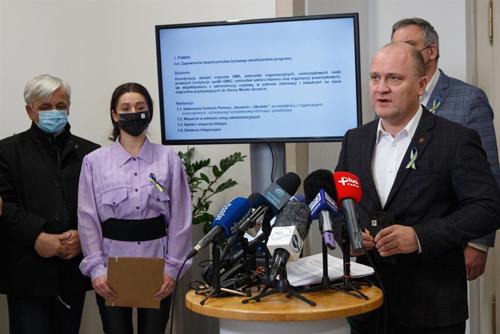 Konferencja prezydenta Szczecina Piotra Krzystka ws. pomocy dla Ukrainy