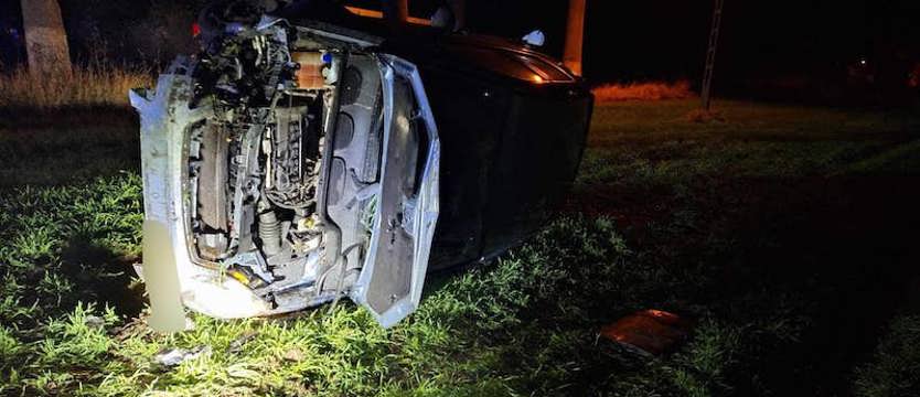 Dwa samochody uderzyły w drzewa. To kolejne tego typu zdarzenia w regionie