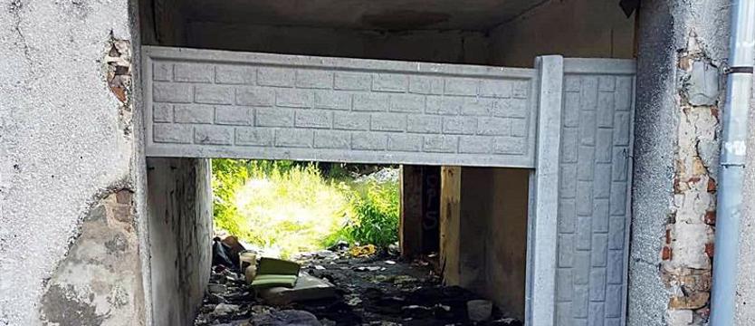 Bezdomni rządzą w pustostanie 