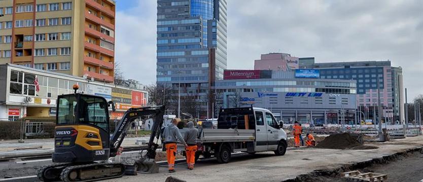 Opustoszeją budowy? Pracownik na wagę złota