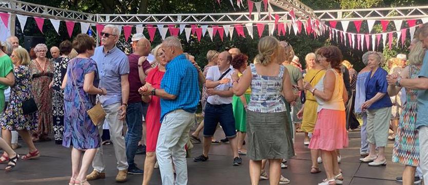 Koncert i pierwsza potańcówka w Różanym Ogrodzie