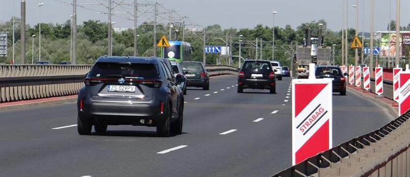 Mostem Pionierów wolno i ze zwężeniami. Nitka wjazdowa do remontu