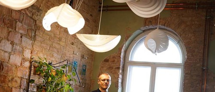 Skandynawskie lampy Michała Siełacza. Kameralna wystawa lokalnego twórcy