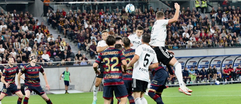 Piłka nożna. Legia w dziesiątkę wypunktowała Pogoń