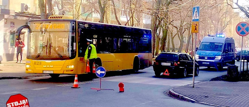 Wypadek w Stargardzie. Seniorka szła po pasach