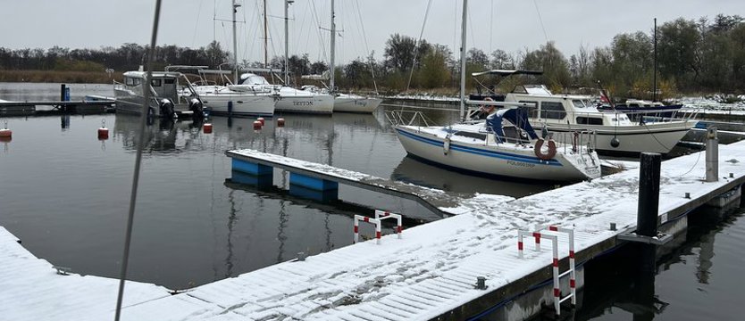 Śnieg na przystani żeglarskiej Pogoni