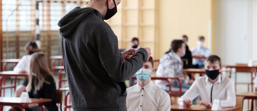 Maturzyści nie będą testowani na COVID-19 przed egzaminami 