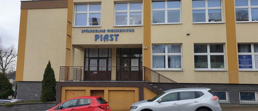 W takim sąsiedztwie trudno jest żyć. Fekalia w mieszkaniu, fetor na zewnątrz
