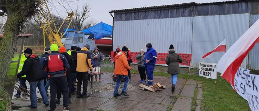 Przypomnieli o Łarpi. Z kajaków i przy ognisku