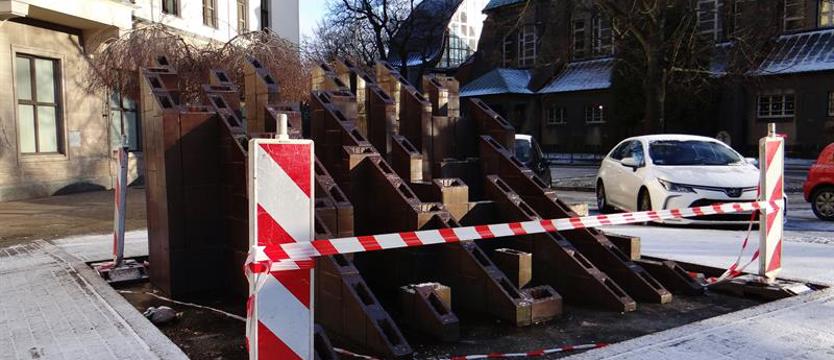 Porażka przy pl. Zwycięstwa. Radny: „Widok nędzy i rozpaczy”
