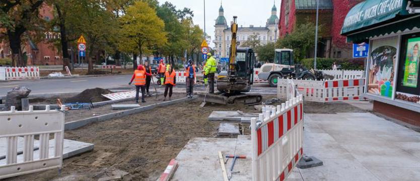 Układanie asfaltu przy pl. Zwycięstwa od rana