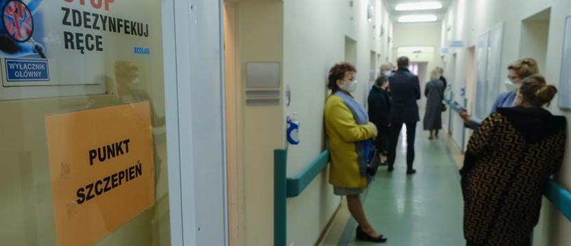 Etap pierwszy szczepień przeciwko COVID-19. Po medykach seniorzy...