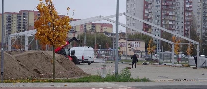 Miasto słucha mieszkańców. Przenoszą wiatę na stare miejsce