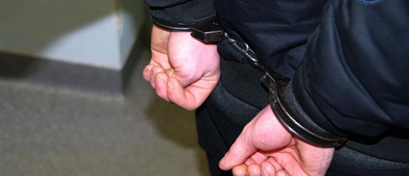 Strzelali do autobusów, wpadli i znowu uciekli. Teraz szuka ich policja
