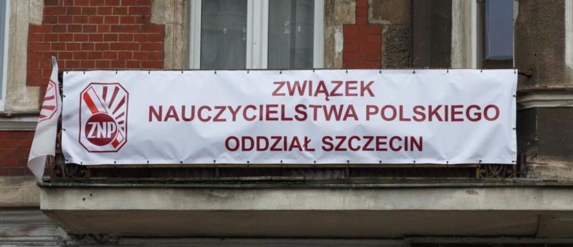 Wynagrodzenia nauczycieli wzrosną o 4,4 proc. „To podwyżki upokarzające i poniżające”
