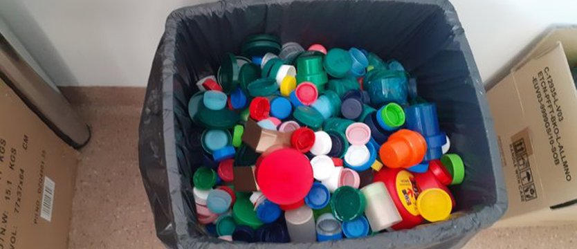 Plastikowe nakrętki trafiają do Ekoportów. Na pomoc dla Ingi