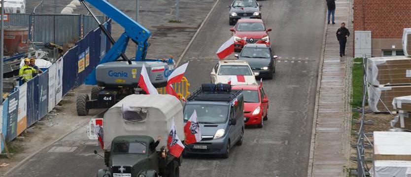 Biało-czerwony rajd przejechał ulicami Szczecina
