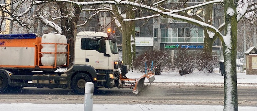 Trudne warunki na drogach. Policjanci apelują o rozwagę i ostrożność