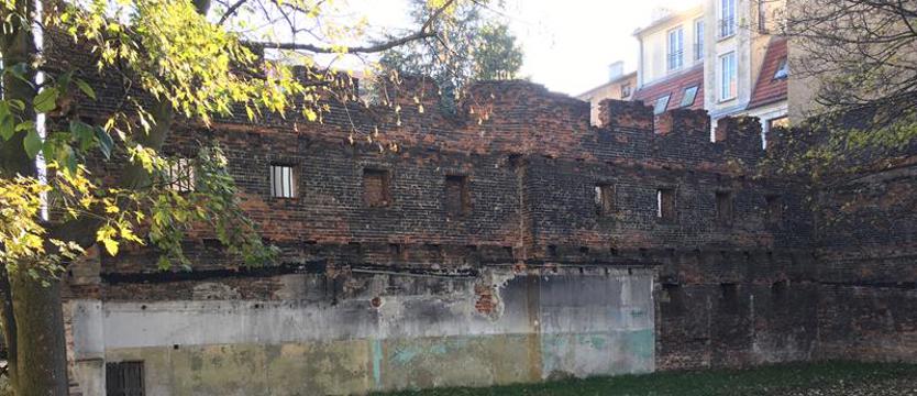 Szczeciński wielki mur. Magazyn, spichlerz, a może jednak więzienie lub szpital?