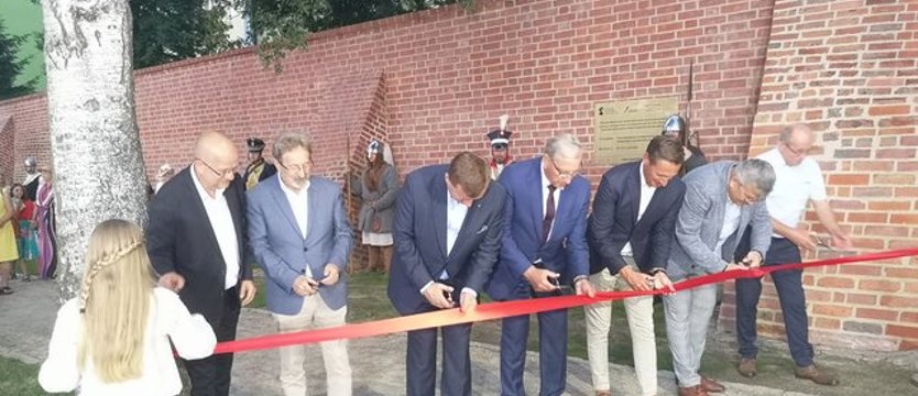 Wystrzał z armaty na symbolicznym otwarciu murów w Trzebiatowie