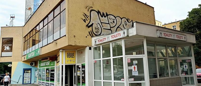 Pod prysznic na Wały Chrobrego? Miasto zamyka kolejny szalet