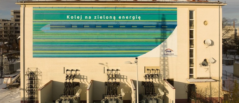 Kolej na zieloną energię – nowy mural na podstacji Warszawa Zachodnia od PGE Energetyka Kolejowa