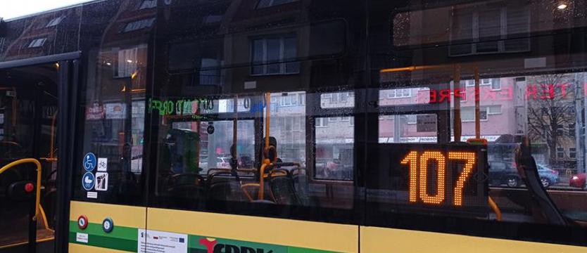 Trudne zmiany na linii 107. Są nowe rozkłady, ale... jeżdżą po staremu