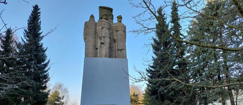 Kwiaty przed komunistycznym pomnikiem w Nowogardzie. Ruch policji