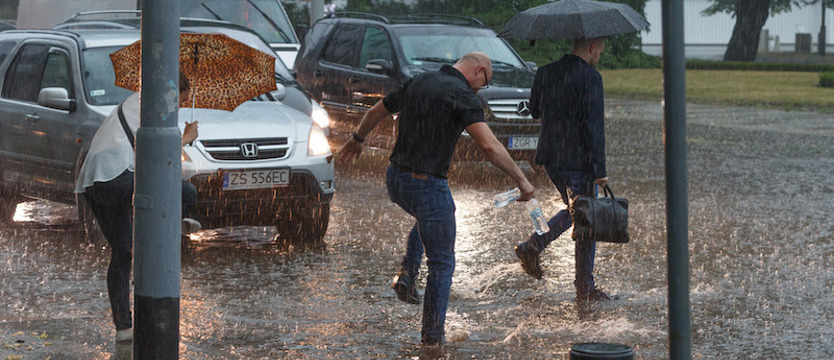 Burze i silne ulewy w Szczecinie. Ulice zalane w wielu miejscach