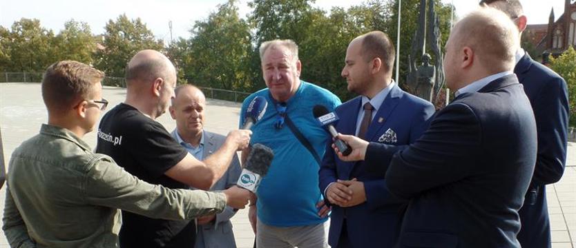 Świadek historii pobity w autobusie