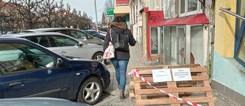 Z kamienicy wywiewa gzymsy