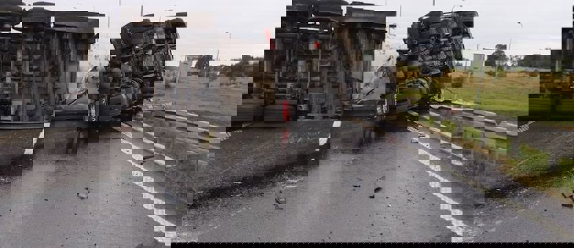 Przewrócona cysterna blokuje przejazd na węźle Klucz