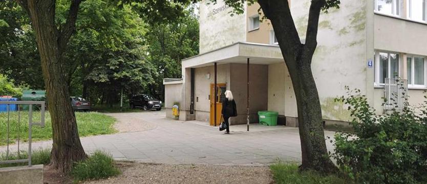 Mieszkańcy są w strachu. Pękła ściana w bloku przy ul. Szewskiej 4 w Stargardzie