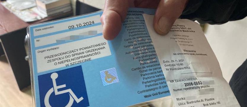 Senior miał kartę, dostał mandat