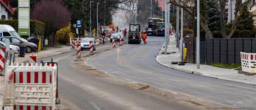 Asfalt na ostatnim odcinku Modrej i Koralowej. To nadal plac budowy