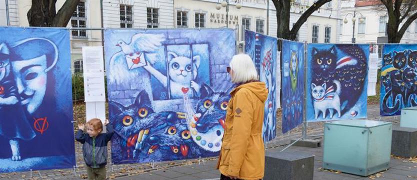 Wystawa plakatów na deptaku. Kotusie z Białorusi.…