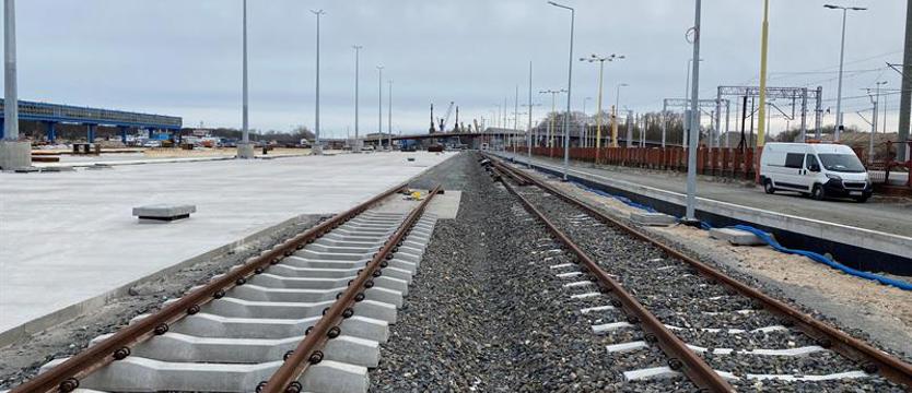 Nowe elementy nabrzeża, parking na półmetku. Świnoujski terminal promowy w przebudowie