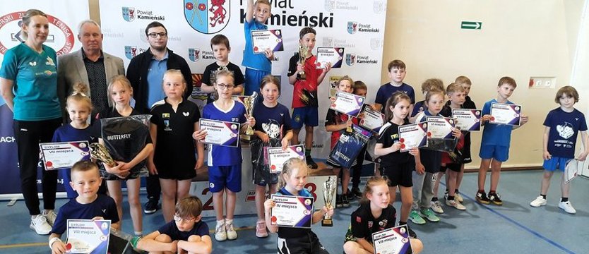 Tenis stołowy. Mistrzostwa Województwa Skrzatów w Kamieniu Pomorskim