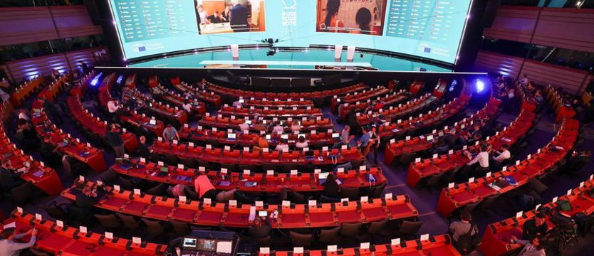 Wybory do PE: Europejska Partia Ludowa wygrywa, utrzymując poparcie wyborców