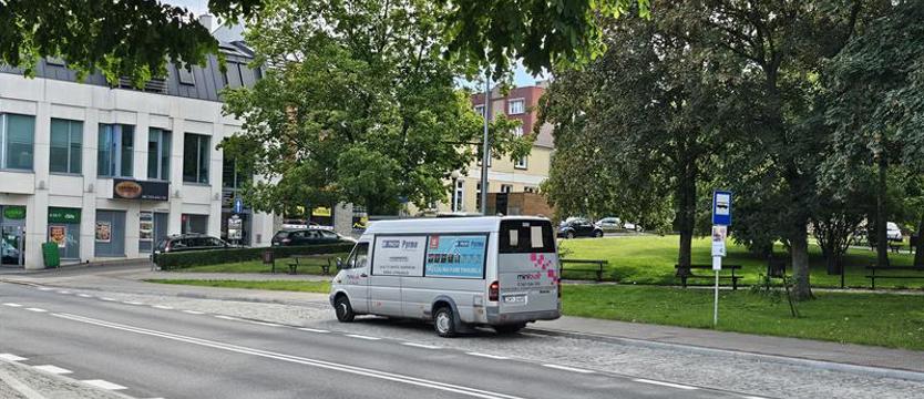 Jeden busem, drugi pieszo. Bo do szkoły ma za blisko... nieco mniej niż 4 km