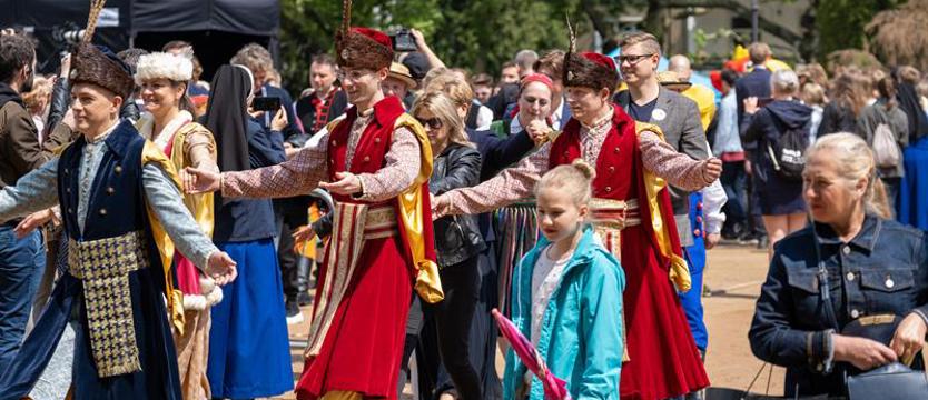 Maturzyści  zatańczą poloneza. Spotkajmy się na Jasnych Błoniach
