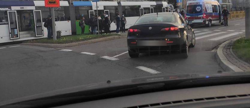 Tramwaj potrącił rowerzystę. Gigantyczne korki na Gumieńcach