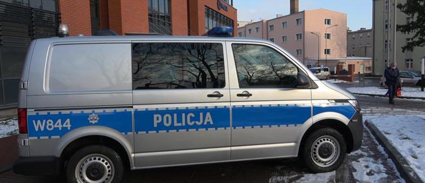 Bił pałką leżącego. Policjant ze Stargardu usłyszał zarzut przekroczenia uprawnień