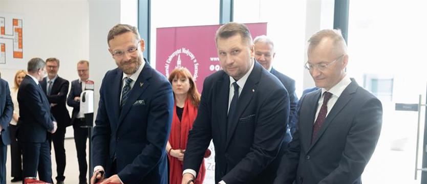 Minister Czarnek chwali szczecińską farmację