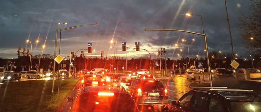 Ulewa i silny wiatr. Trudne warunki na ulicach Szczecina