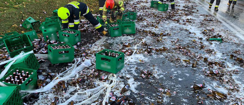 Rzeka piwa popłynęła drogą krajową nr 10 w Reczu