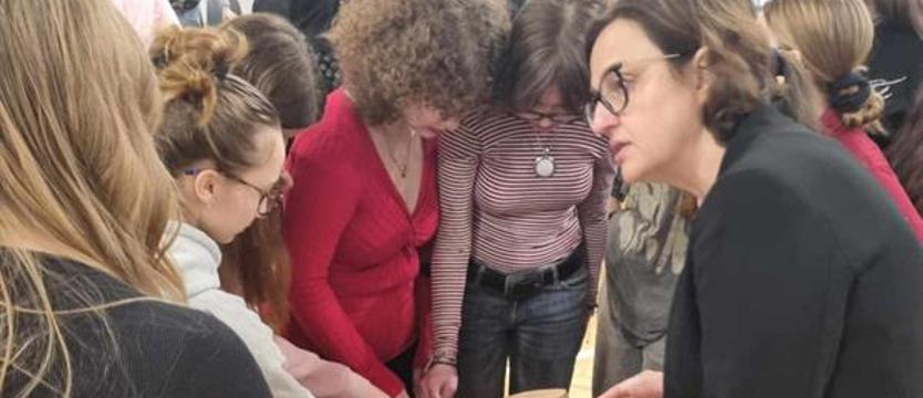 Młodzi przeciw nowotworom. Licealiści edukują i pomagają